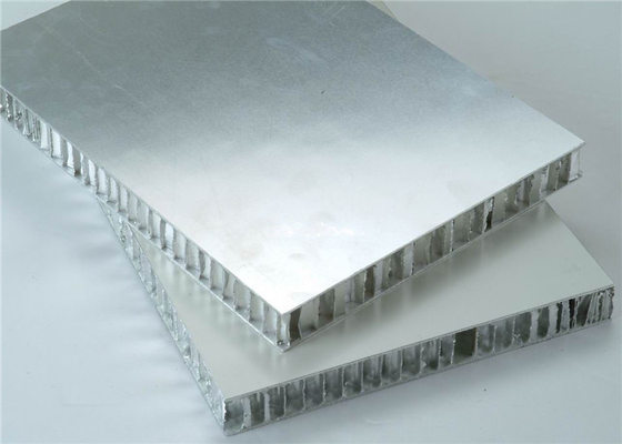 중국 최대 PVDF/PE 입히기에 금속 루핑을 위한 알루미늄 벌집 패널. 폭 2300mm 공장