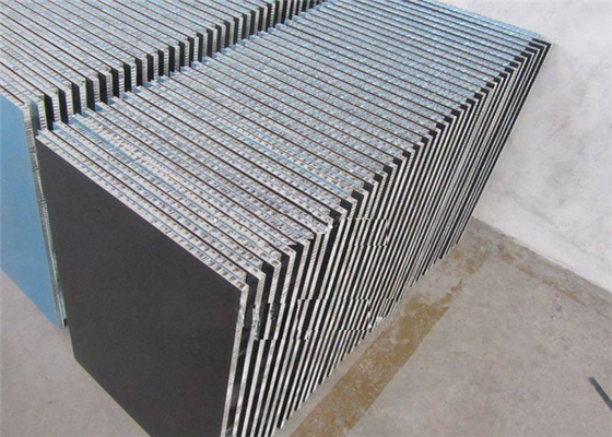 중국 정전기 방지 내화성이 있는 금속 루핑 장 패널 알루미늄 벌집 핵심 3003 5052의 포일 모형 공장